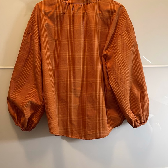 Burnt orange plaid v-neck top with sleeves. Beautiful top for fall 🍁 - Picture 5 of 6
